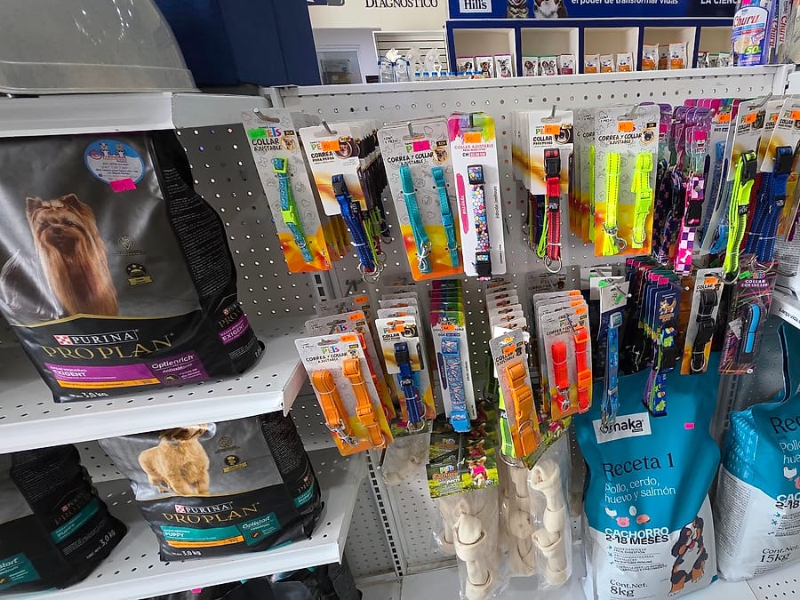 Tienda con correas, juguetes y alimento